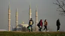 Turis Bulgaria berjalan menuju mobil dengan tas belanja di Edirne, dekat perbatasan Bulgaria, di Turki, pada 24 Desember 2021. Warga Bulgaria melintasi perbatasan barat Turki dengan mobil dan bus yang penuh sesak, memanfaatkan penurunan lira Turki untuk membeli barang-barang. (AP Photo/Emrah Gurel)