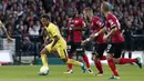 Aksi Neymar melewati para pemain Guingamp pada laga Ligue 1 Prancis di the Roudourou stadium, Guingamp, (13/8/2017). PSG menang 3-0. (AP/Kamil Zihnioglu)