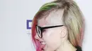 Tampil dengan rambut warna-warni, Avril Lavigne memotong sebagian rambutnya. (KRISTINA BUMPHREY/STARPIX/REX/SHUTTERSTOCK/HOLLYWOODLIFE)