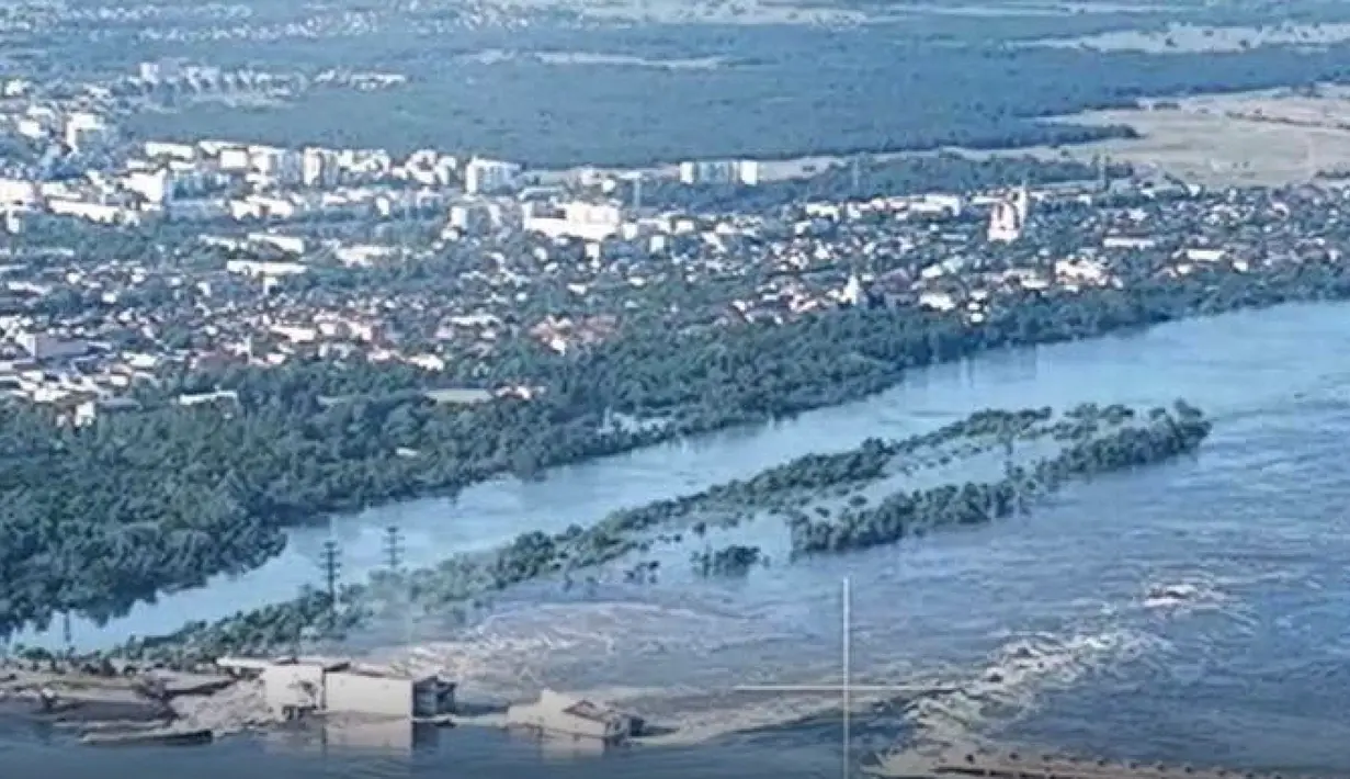 Ledakan di sebuah bendungan di bagian Ukraina selatan yang dikuasai Rusia pada Selasa menimbulkan banjir di wilayah tersebut. (Handout / ENERGOATEM / AFP)