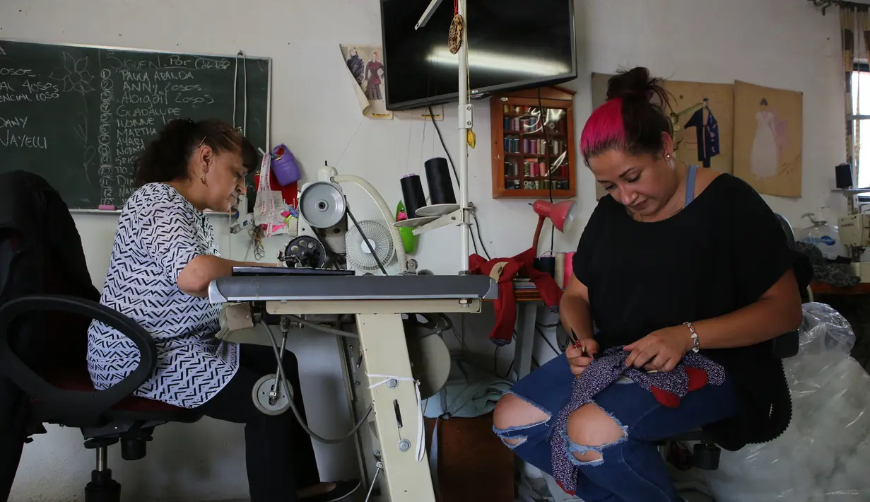 Pekerja membuat boneka beruang dari potongan pakaian yang dikenakan korban COVID-19 di bengkel penjahit Irma de la Parra, di Mexico City, 24 April 2021. De la Parra membuat boneka beruang untuk membantu para keluarga dan juga kerabat korban mengenang orang tercinta. (AP Photo/Ginnette Riquelme)