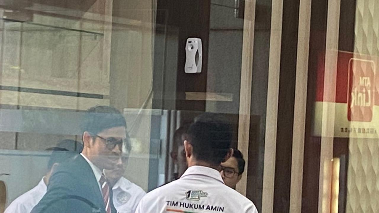 Penampakan Tim Hukum AMIN Bawa Setumpuk Berkas Gugatan Sengketa Pilpres ke MK
