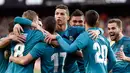 Penyerang Real Madrid, Cristiano Ronaldo berselebrasi setelah gelandang Toni Kroos mencetak gol ke gawang Valencia pada lanjutan La Liga Spanyol di stadion Mestalla, (27/1). Ronaldo mencetak dua gol dari penalti dipertandingan ini. (AFP Photo/Jose Jordan)