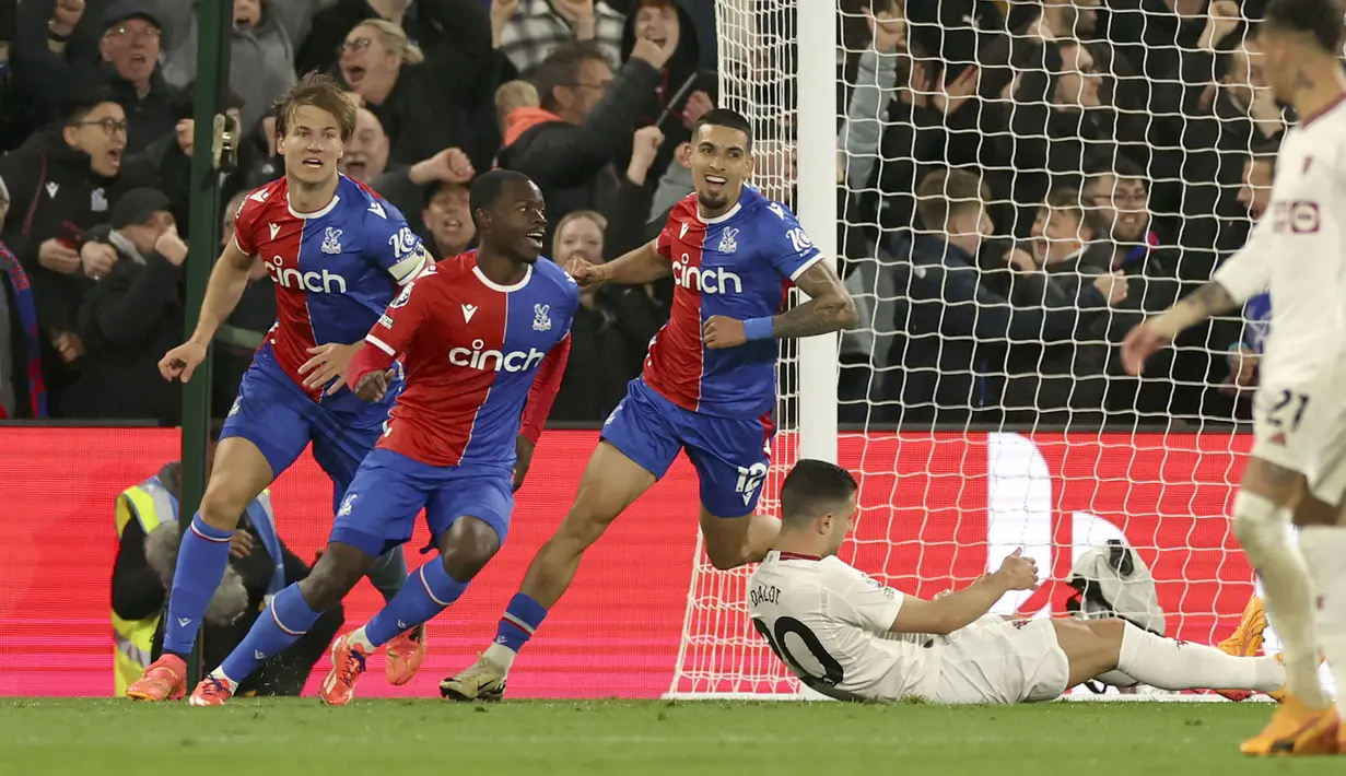 Kekalahan 0-4 Manchester United dari Crystal Palace menjadi kekalahan ke-13 MU musim ini di Liga Inggris yang menjadi rekor kekalahan terbanyak dalam semusim di era Premier League. Masih menyisakan tiga laga, bukan tak mungkin MU masih akan menambah daftar kekalahannya musim ini. (AP Photo/Ian Walton)