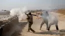 Para Tentara Irak menembakan RPG saat bertempur melawan ISIS di Al-Qasar, Tenggara Mosul, Irak, (28/11). (REUTERS/Goran Tomasevic)
