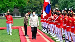 Presiden Indonesia Joko Widodo atau Jokowi (kedua kiri) menyambut Presiden Filipina Ferdinand Marcos Jr (kanan) setibanya di Istana Kepresidenan Bogor, Bogor, Jawa Barat, Senin (5/9/2022). Ferdinand Marcos Jr tiba di Istana Bogor sekitar pukul 09.59 WIB. (Adek Berry/Pool Photo via AP)