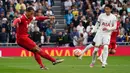 Liverpool sempat mencetak gol melalui Luis Diaz di menit ke-34. Diaz menyelesaikan umpan terobosan Mohamed Salah. Namun VAR menganulir gol ini. Diaz dianggap sudah terjebak off-side. (AP Photo/Alberto Pezzali)