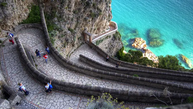 Melarikan Diri Ke 10 Pulau di Dunia dengan Air Sebening Kristal