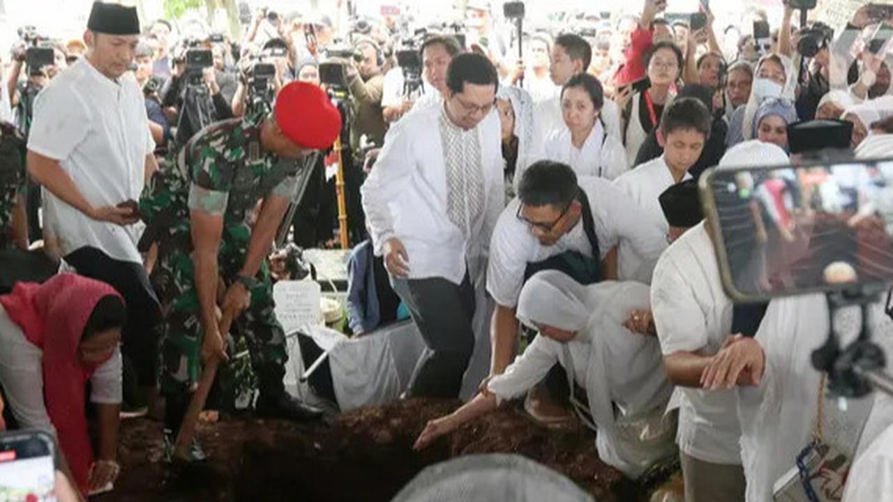 VIDEO: Kejutan Kedekatan Titiek Puspa Dengan TNI Hingga Pemakaman 'Dikawal' Kopassus Sampai Liang Lahat