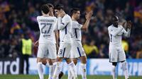 Para pemain Chelsea tampak lesu setelah takluk 0-3 dari Barcelona pada leg kedua 16 besar Liga Champions 2017-2018 di Camp Nou, Kamis (15/3/2018) dini hari WIB.  (AP Photo/Manu Fernandez)