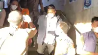 Dua orang yang ditetapkan sebagai tersangka dalam kasus tantangan (challenge) hafalan Al-Qur'an dengan imbalan minuman keras (miras) di konser The Sounds Project, Ancol, Jakarta Utara, digiring ke rumah tahanan (rutan) pada Kamis (13/8/2026). (Foto: Istimewa)