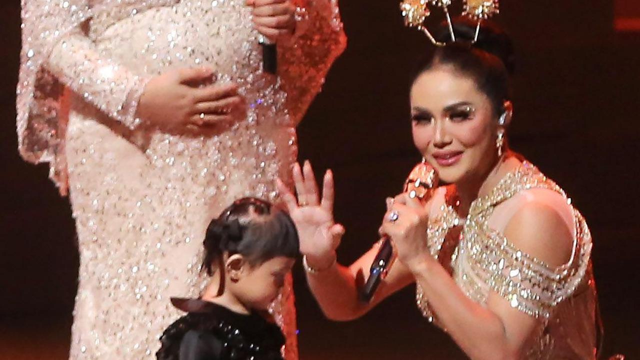 Konser Semesta Krisdayanti yang dimulai sekitar pukul 20.30 WIB ini juga dihadiri oleh Presiden Timor Leste, Jose Ramos Horta.