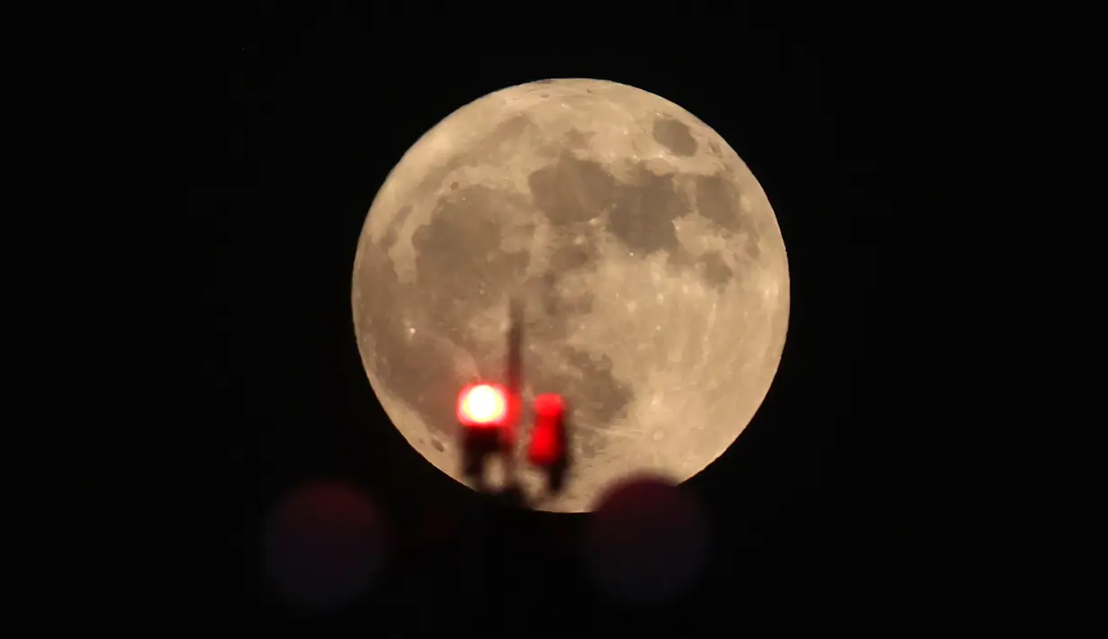 Supermoon yang juga dikenal sebagai Blue Moon terjadi di Doha, Qatar, Senin (19/8/2024). (KARIM JAAFAR / AFP)