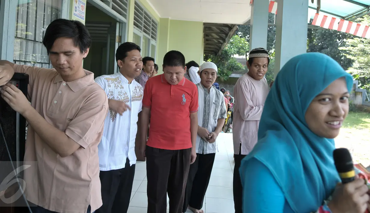 Sena dan beberapa orang teman sesama tunanetra di Yayasan Raudlatul Makfufin, sebuah yayasan tunanetra di kawasan Kampung Jati, Buaran, Serpong, Tangerang, turut ambil bagian dalam perlombaan kemerdekaan. (Liputan6.com/Yoppy Renato)