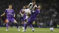 Paulo Dybala berjibaku lawan pemain Real Madrid  (AP Photo/Kirsty Wigglesworth)