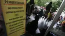 Ratusan warga menunggu giliran saat mencairkan dana bantuan Program Simpanan Keluarga Sejahtera (PSKS) tahap kedua di kantor Pos Pasar Baru, Jakarta, Selasa (7/4/2015). (Liputan6.com/Johan Tallo)