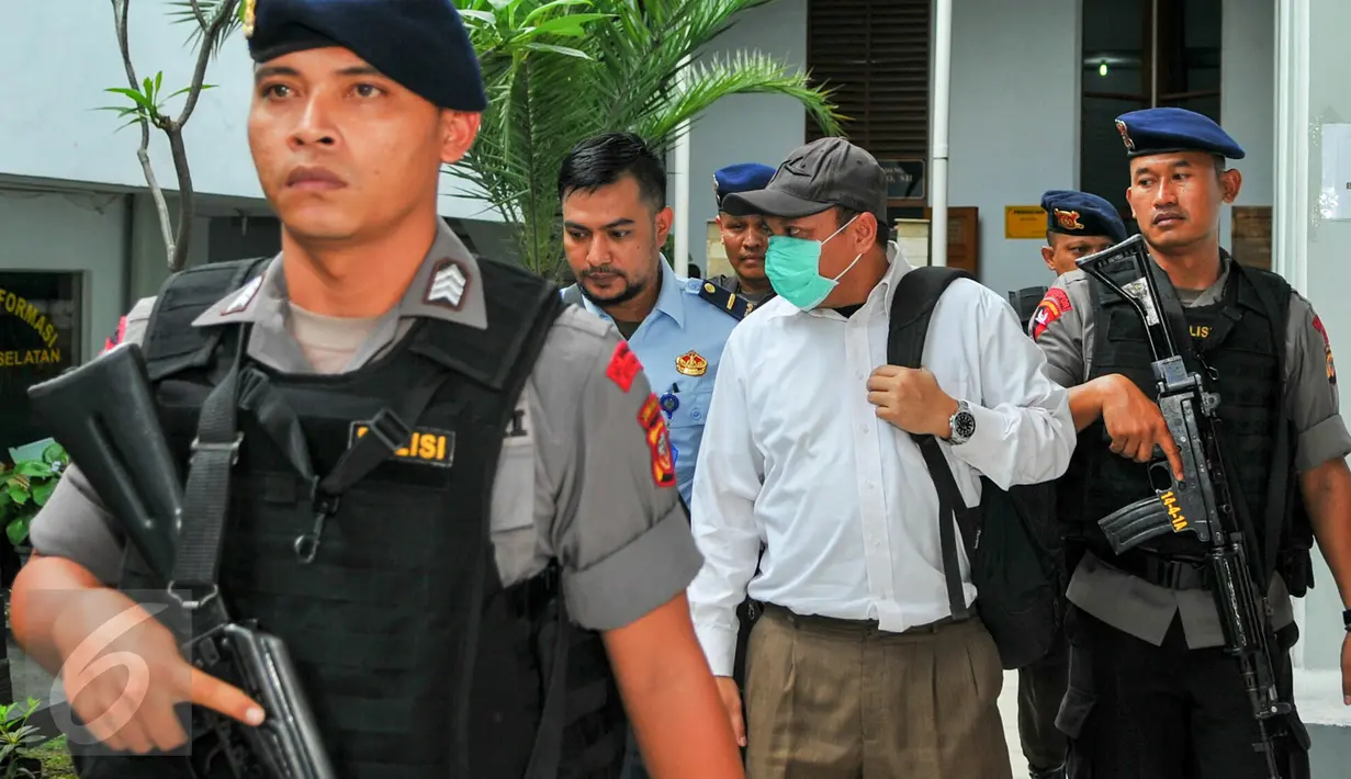 Gayus Tambunan dikawal ketat petugas Lapas Gunung sindur dan Polisi saat meninggalkan Pengadilan Negeri jakarta Selatan, (3/5/2016). Gayus sempat mengikuti sidang di ruang sidang 2, namun belum diketahui terkait peradilan apa. (Liputan6.com/Yoppy Renato)
