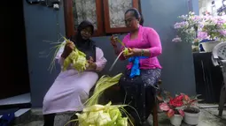 Warga Bali membantu membuatkan kulit ketupat bagi umat Islam yang akan merayakan Lebaran Idul Fitri di kawasan Perumahan Pondok Kampial {ermai, Nusa Dua, Bali, Jumat (21/04/2023).  Momen Idul Fitri dimanfaatkan warga untuk saling tolong menolong sebagai semangat toleransi beragama.
(merdeka.com/Arie Basuki)
