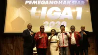 Direksi PT Liga Indonesia Baru bersama Direktur Programming Surya Citra Media, Harsiwi Achmad, saat mengumumkan Emtek Group sebagai pemegang hak siar Liga 1 2020. (Bola.com/Yoppy Renato)