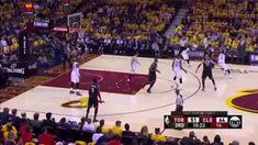 LeBron James mencetak 35 poin, 10 rebounds, dan 4 assists untuk membawa Cavaliers meraih kemenangan atas Raptors pada gim pertama.