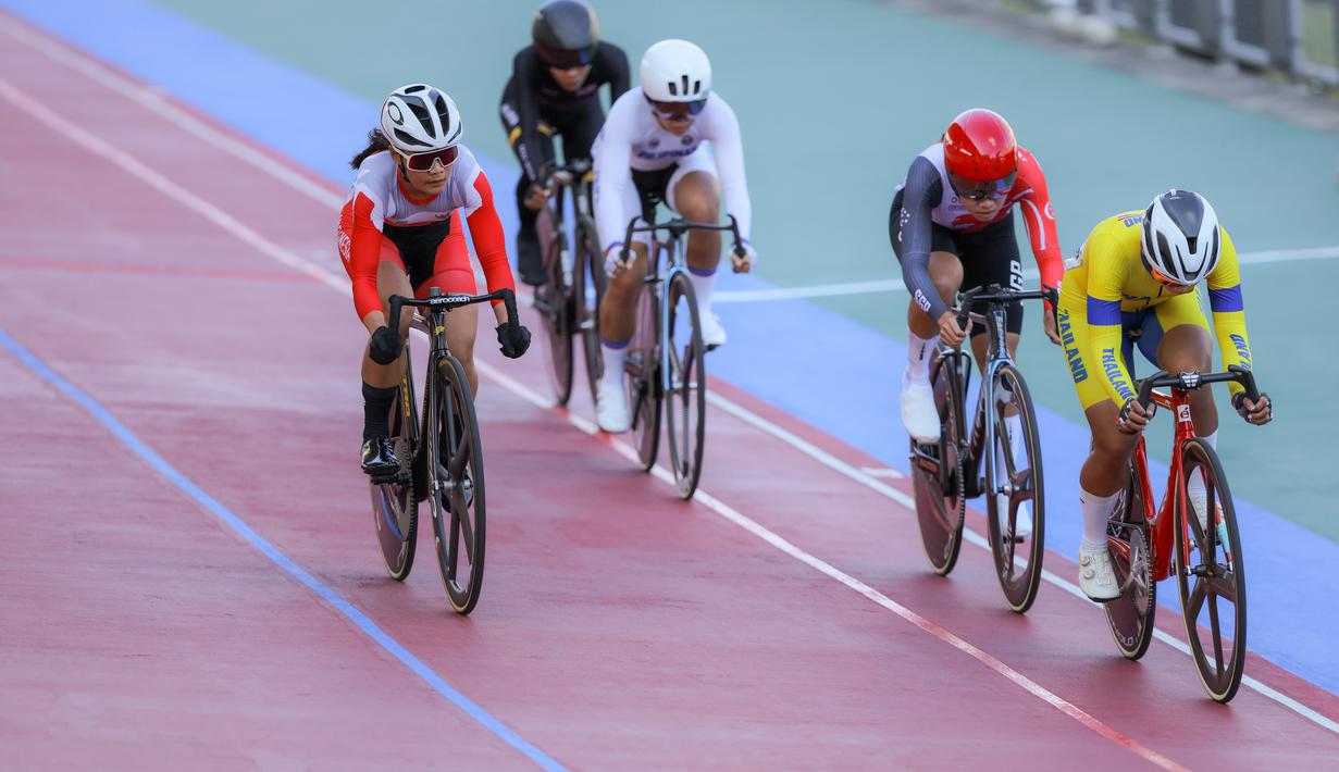 Sebagai informasi, secara keseluruhan, Ayustina Delia Priatna berhasil menyumbang satu medali emas dan dua perunggu untuk kontingen Indonesia. Tampak dalam foto, pembalap sepeda Indonesia, Ayustina Delia Priatna (kiri) saat berlomba pada lomba nomor trek scratch putri di Hua Mark Velodrome, Bang Kapi, Bangkok, Thailand, Kamis (18/12/2025). (Bola.com/Bagaskara Lazuardi)