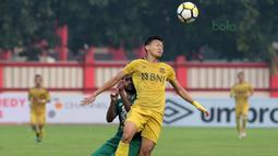 Fandri Imbiri (kiri) dan pemain Bhayangkara FC, Dendi Sulistyawan pada laga Gojek Liga 1 bersama Bukalapak di Stadion PTIK, Jakarta, Rabu (11/7/2018). Bhayangkara FC bermain imbang 3-3. (Bola.com/Nick Hanoatubun)