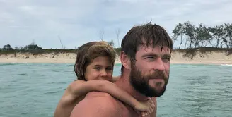 Chris Hemsworth baru saja merayakan ulang tahunnya yang ke 35. Ia pun mendapatkan kejutan dari sang anak. (twitter/chrishemsworth)