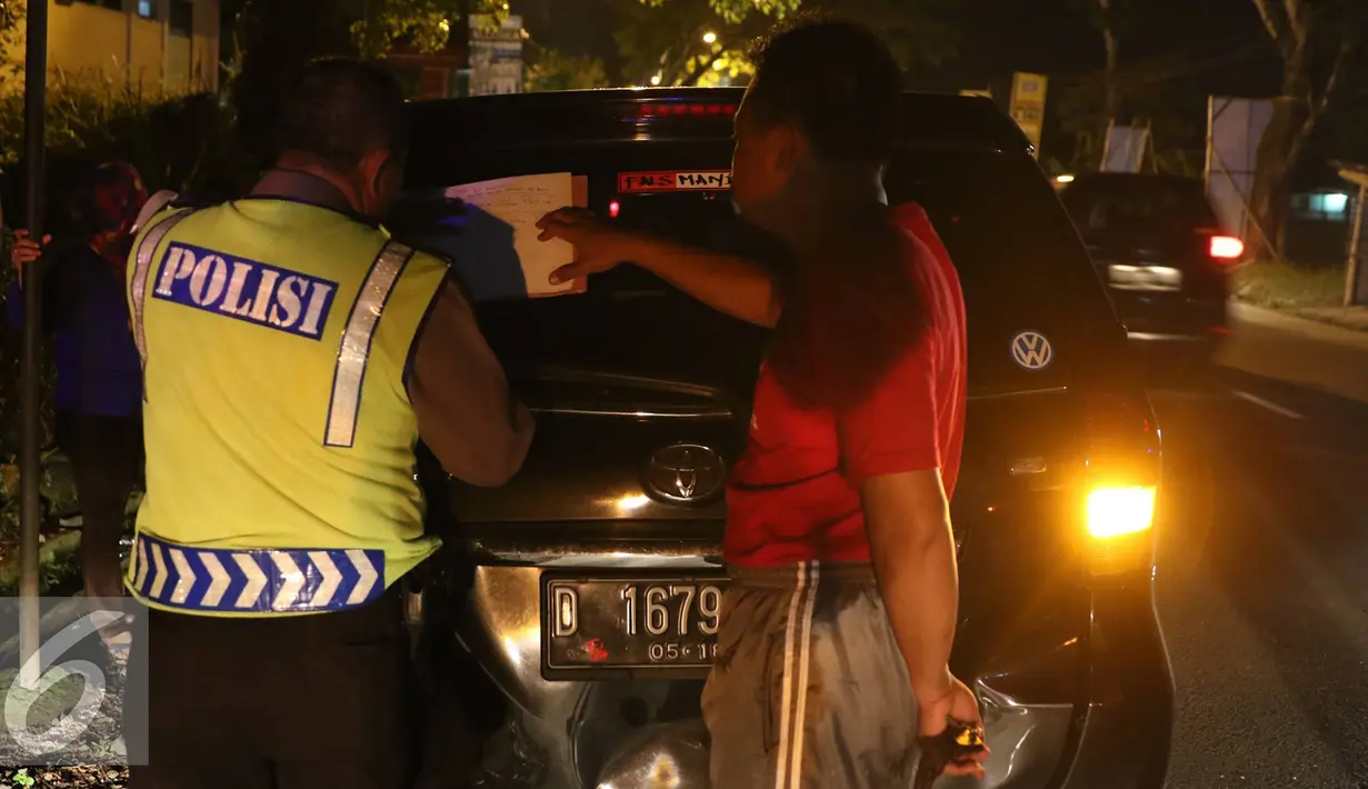 Petugas kepolisian mendata kendaraan yang terlibat kecelakaan di Jalan Jenderal Ahmad Yani, Tasikmalaya, Jabar, (3/7). Salah satu pengendara mengerem mendadak, sementara empat kendaraan lainnya tidak menjaga jarak aman. (Liputan6.com/Immanuel Antonius)
