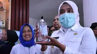 Wawako Palembang Fitrianti Agustinda menunjukkan bahan pembuatan hand sanitizer, yang akan dibagikan ke warganya (Dok. Humas Kominfo Palembang / Nefri Inge)