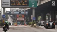 Kendaraan memasuki gerbang Tol Rawamangun, Jakarta, Minggu (29/7). Penutupan diterapkan di sejumlah pintu tol dekat dengan venue Asian Games 2018 antara pukul 06.00 hingga 17.00 WIB dan pukul 12.00 hingga 21.00 WIB. (Merdeka.com/Iqbal S. Nugroho)