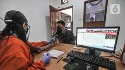 Dokter memeriksa kesehatan warga sebelum melakukan donor darah di Kantor PMI Jakarta Timur, Rabu (28/7/2021). Tiap harinya, PMI Jakarta Timur melayani 20-30 pendonor darah meski jumlah menurun akibat pandemi COVID-19 ditambah keterbatasan akses warga saat PPKM. (merdeka.com/Iqbal S. Nugroho)