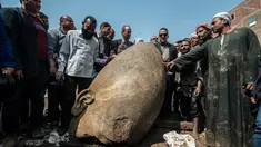 Warga melihat dekat pecahan patung yang ditemukan oleh tim arkeolog Jerman-Mesir di distrik Mattarya, Kairo, Kamis (9/3). Diduga pecahan patung yang digali di sekitar Kuil Ramses II tersebut berasal dari dinasti XIX (1295-1185 SM)