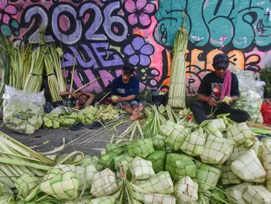 Pedagang menyelesaikan produksi kulit ketupat lebaran di Pasar Pondok Labu, Jakarta, Rabu (18/3/2026). (merdeka.com/Arie Basuki)