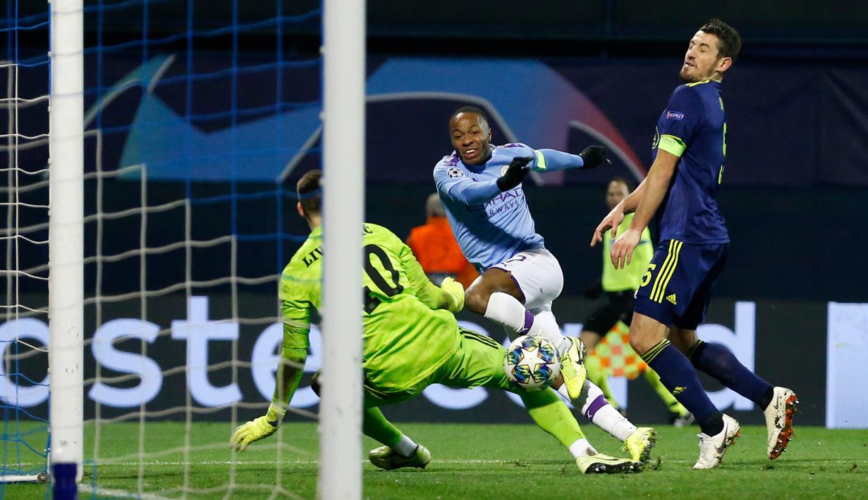 Kiper Dinamo Zagreb Dominik Livakovic (kiri) menyelamatkan gawangnya dari serangan pemain Manchester City Raheem Sterling (tengah) pada pertandingan Grup C Liga Champions di Stadion Maksimir, Zagreb, Kroasia, Rabu (11/12/2019). Manchester City menang 4-1. (AP Photo/Darko Bandic)