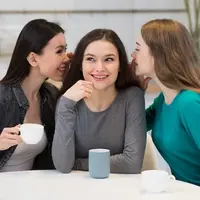 wanita gosip copyright/freepik