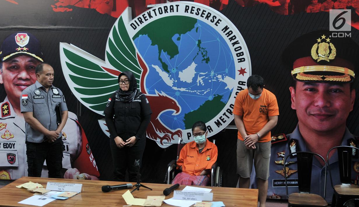 Tersangka HHY alias L dan FA saat dihadirkan dalam rilis kasus narkoba di Polda Metro Jaya, Jakarta, Minggu (29/9/2019). Polisi berhasil mengungkap dan menangkap HHY yang merupakan putri dari Sri Bintang Pamungkas serta FA terkait penyalahgunaan narkoba jenis sabu. (merdeka.com/Iqbal S. Nugroho)