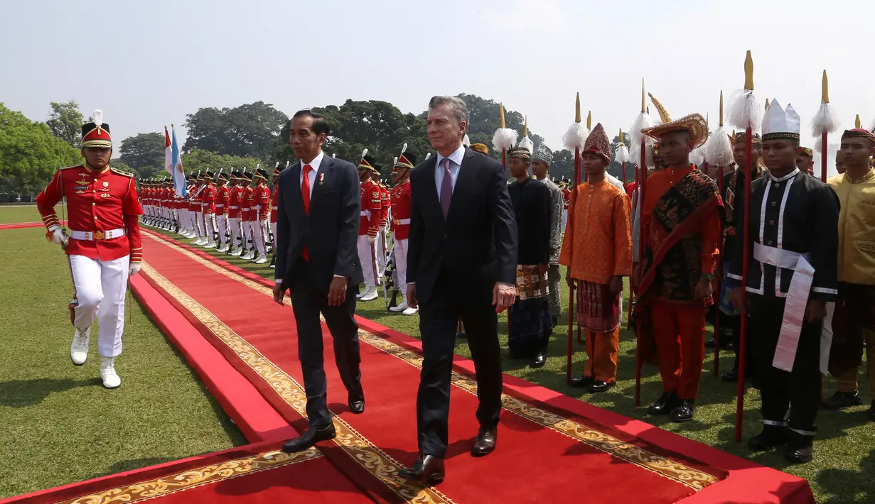 Presiden Joko Widodo berjalan bersama Presiden Argentina Mauricio Macri dalam upacara penyambutan kenegaraan di Istana Bogor, Rabu (26/6/2019). Jokowi dan Presiden Macri dijadwalkan melangsungkan pertemuan empat mata, pertemuan bilateral serta melakukan pernyataan pers bersama. (AP/Achmad Ibrahim)