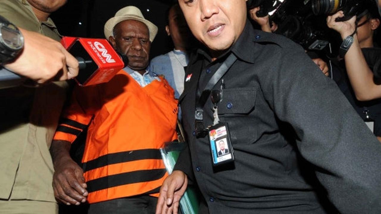 2 Tersangka lainnya, penyuap Dewie Yasin berseragam tahanan KPK