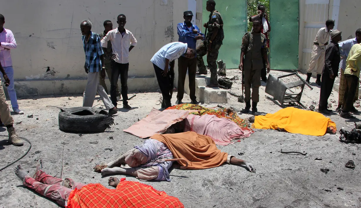 Sejumlah mayat tergeletak akibat serangan bom mobil di sebuah restoran di Mogadishu, Somalia, Rabu (5/4). Ledakan bom mobil tersebut telah menewaskan sejumlah orang. (AP Photo / Farah Abdi Warsameh)