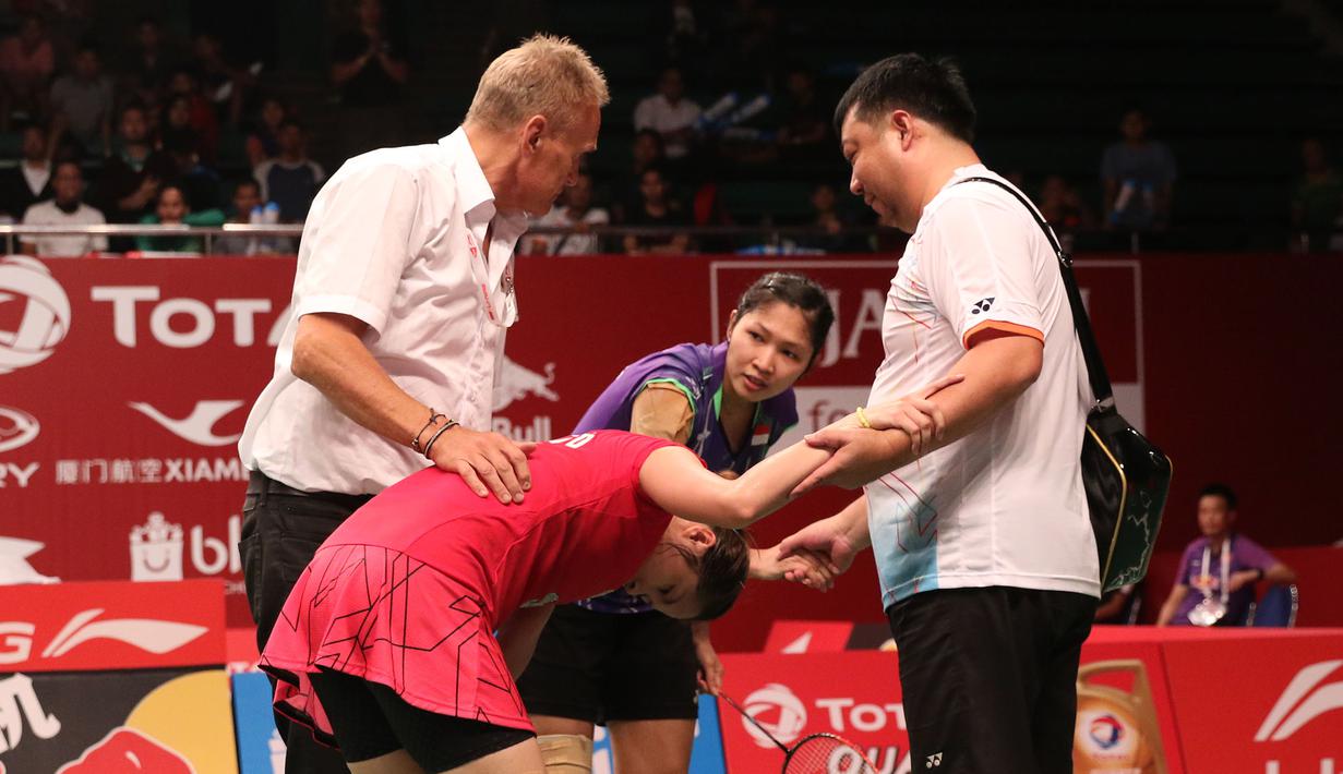 Linda Wenifanetri, menghampiri pebulutangkis Thailand, Ratchanok Intanon, yang cedera dalam pertandingan babak 16 Besar Kejuaraan Dunia Bulutangkis 2015 di Istora Gelora Bung Karno, Jakarta. Kamis (13/8/2015).(Bola.com/Arief Bagus)