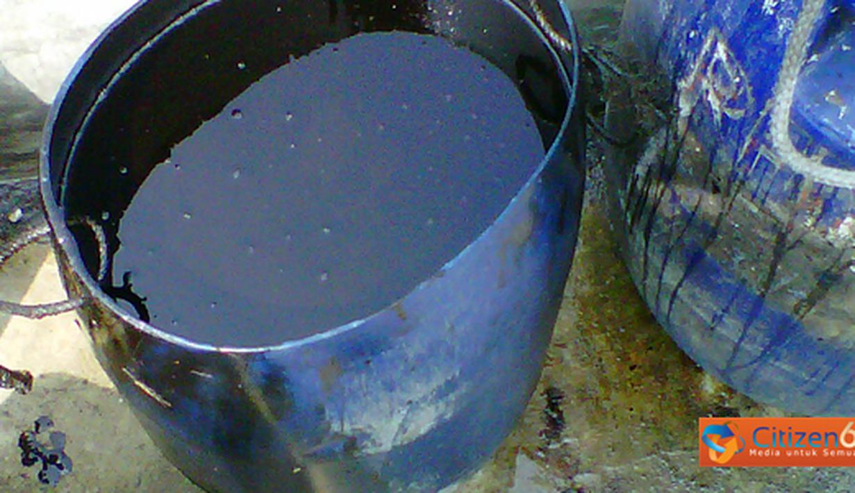 Citizen6, Cilacap: Penduduk sekitar kawasan yang rata berprofesi sebagai nelayan merasa dirugikan karena pencemaran perairan tersebut. Kemudian berbondong-bondong menyaring dan mengumpulkan minyak mentah yang mengapung. (Pengirim: Bunyawan)