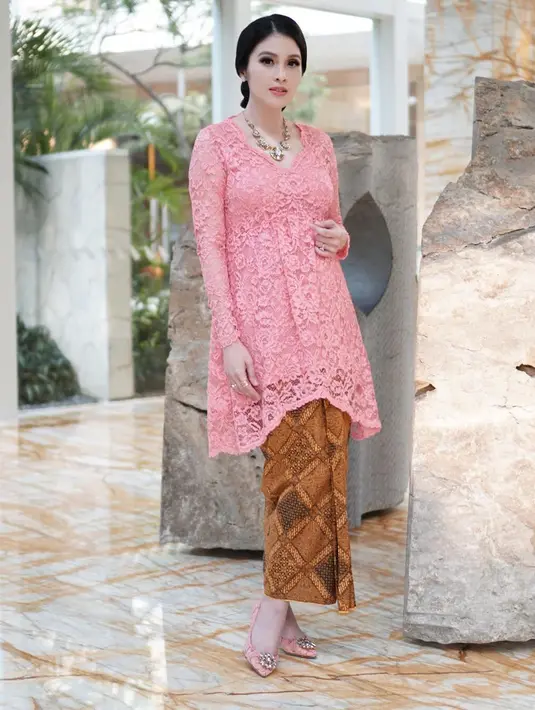 Kali ini, Sandra Dewi memancarkan keanggunannya kenakan kebaya brokat dan kain batik. Penampilannya dipermanis dengan kalung sebagai aksesori. [@sandradewi88]