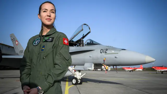 Mengenal Fanny Chollet, Pilot Jet Tempur Cantik Asal Swiss