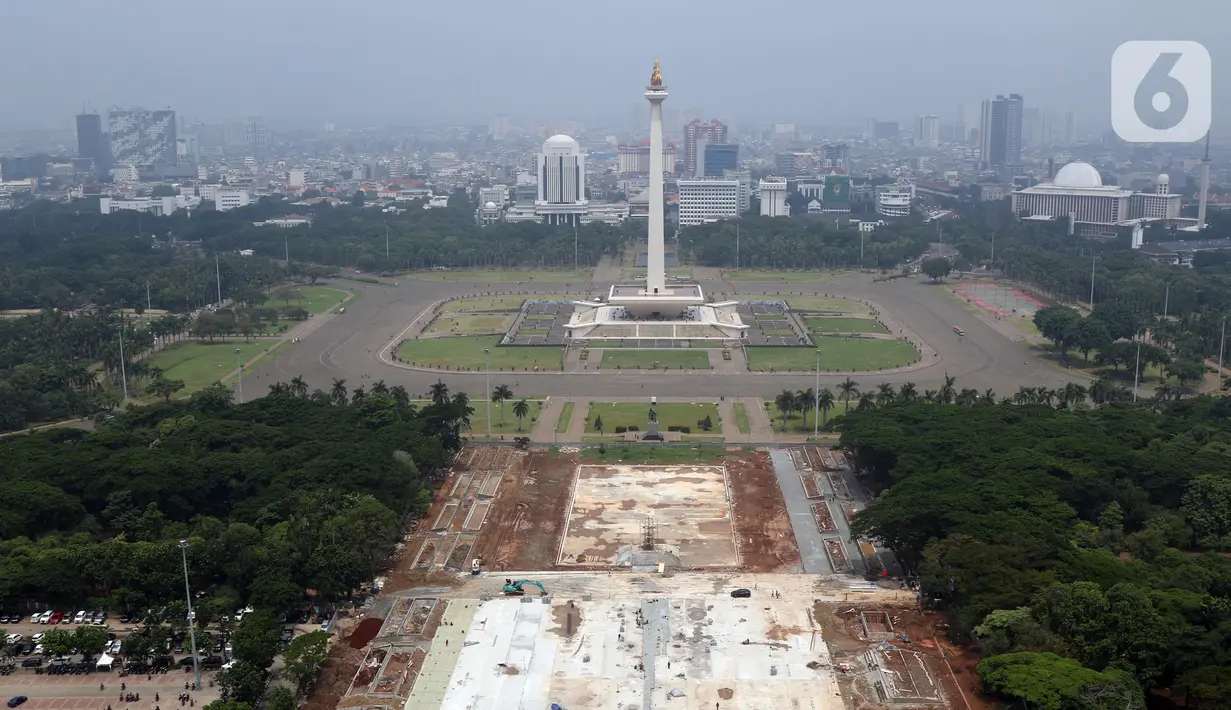 Suasana proyek revitalisasi Taman Sisi Selatan Monumen Nasional dilihat dari ketinggian, Jakarta, Minggu (19/1/2020). Proses revitalisasi kawasan Monas menggunakan skema multi-years dalam waktu tiga tahun dari 2019 hingga 2021. (Liputan6.com/Helmi Fithriansyah)