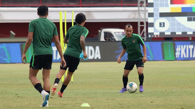 Pemain Timnas Indonesia, Riko Simanjuntak, mengontrol bola saat latihan di Stadion I Wayan Dipta, Bali, Senin (14/10). Latihan ini persiapan jelang laga Kualifikasi Piala Dunia 2022 melawan Vietnam. (Bola.com/Aditya Wany)