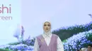 Aryani Fitriana melenggang menjadi model koleksi terbaru SHI by Shireen. Ia tampil dengan padu padan outfit yang modern dan elegan dengan kemeja loose panjang bermotif yang dilengkapi aksen vest di panel bagian depan. Kemeja tersebut kemudian dipadukan dengan loose pants selaras dan hijab warna putih. [Dok/Fimela/Adrian Utama P].