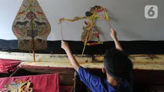 Seorang anak berlatih mendalang wayang kulit di Sanggar Nirmalasari, Cinere, Depok, Jawa Barat, Minggu (9/2/2020). Lebih dari 30 siswa dari sekitar Jabodetabek berlatih mendalanag dan seni karawitan di Sanggar Nirmalasari. (merdeka.com/Arie Basuki)