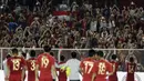 Timnas Indonesia U-22 merayakan keberhasilan ke final SEA Games 2019 bersama suporter setelah mengalahkan Myanmar 4-2 di semifinal di Stadion Rizal Memorial, Manila, Sabtu (7/12/2019). (Bola.com/ M. Iqbal Ichsan)