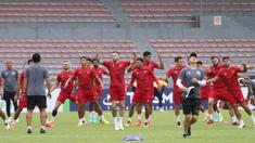 Sejumlah pemain Timnas Indonesia saat menjalani sesi latihan di KLFA Stadium, Kuala Lumpur, Minggu (25/12/2022) jelang menghadapi Brunei Darussalam di Piala AFF 2022. (Bola.com/Zulfirdaus Harahap)