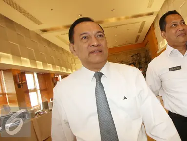 Gubernur Bank Indonesia Agus Martowardojo (kiri) dan Kepala BNN Budi Waseso (kanan) berjalan bersama usai menandatangani nota kesepahaman antara Bank Indonesia dan Badan Narkotika Nasional di Jakarta, Senin (15/8). (Liputan6.com/Immanuel Antonius)